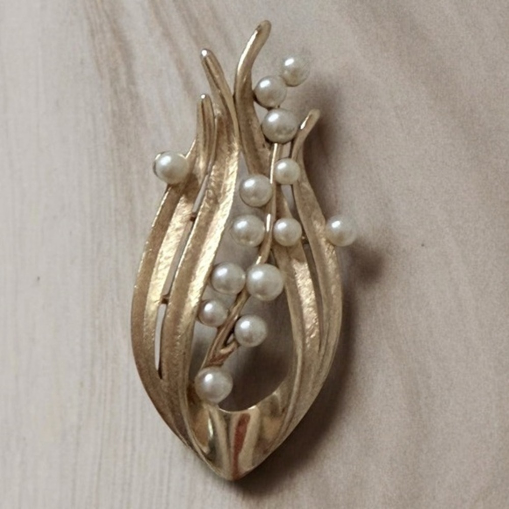 Elegant Gold and Pearl Brooch crown Trifari